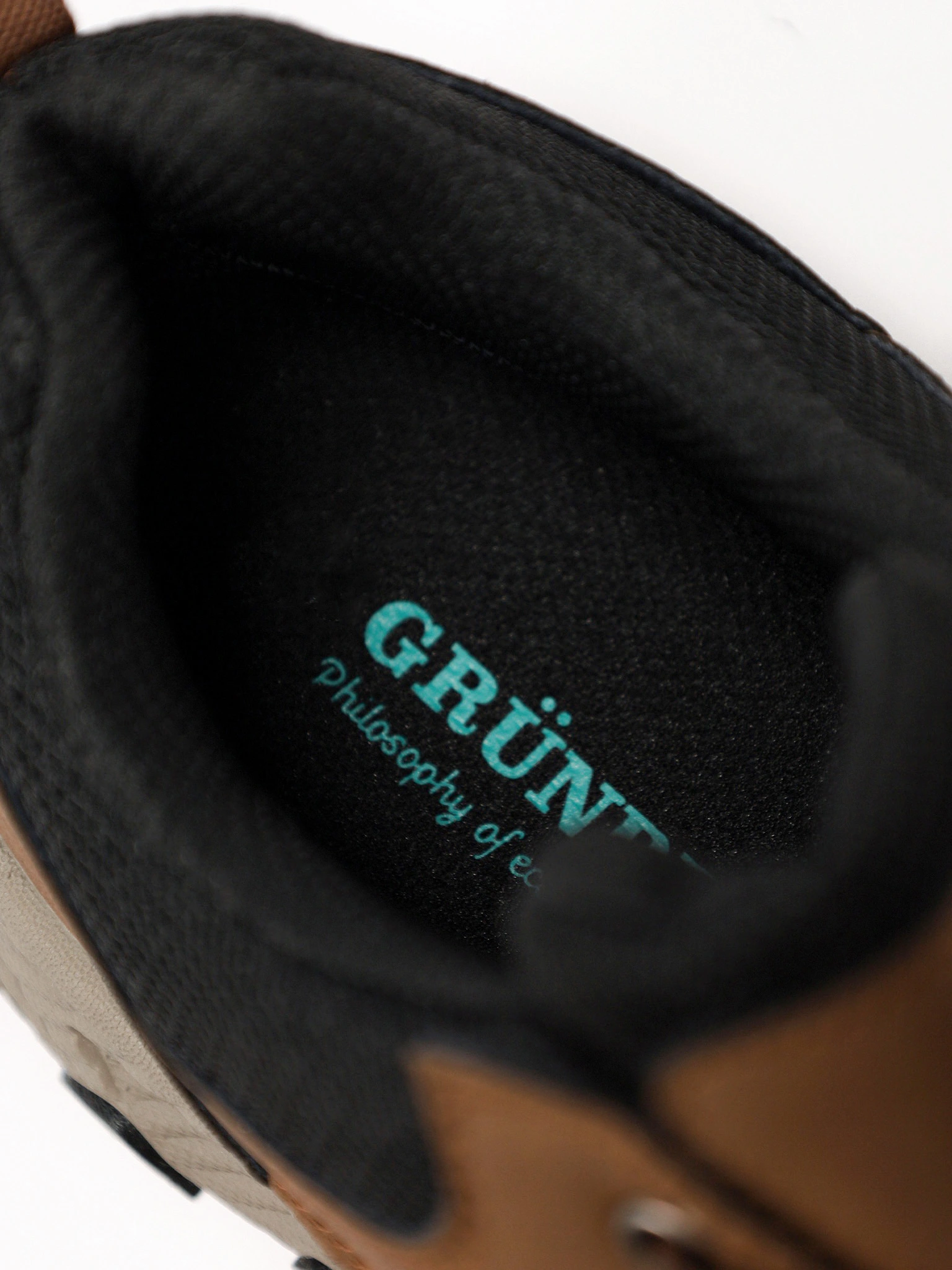 Кроссовки комбинированные коричневого цвета на рельефной подошве